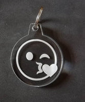 Idea regalo compleanno anniversario portachiave uomo donna EMOTICON Faccine BACIO Portachiavi originale in plexiglass - Articolo in Plexiglass - Portachiavi