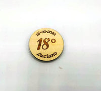 BOMBONIERA compleanno 18 anni Magnete calamita personalizzata nome e data SEGNAPOSTO legno